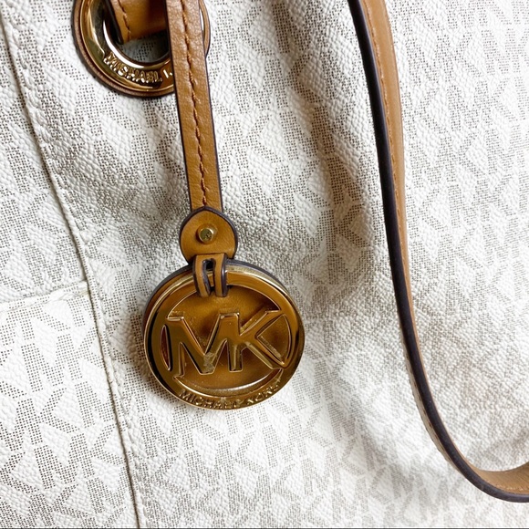 Michael Kors JET SET Vanilla Large Tote - Picture 5 of 14